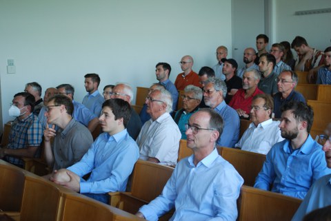 Foto von Menschen im Hörsaal, die aufmerksam nach vorn schauen.
