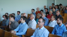 Foto von Menschen im Hörsaal, die aufmerksam nach vorn schauen.
