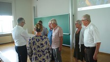 Prof. Majschak überreicht Urkunden.