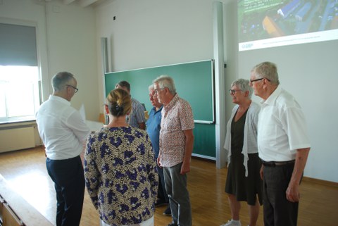 Prof. Majschak überreicht Urkunden.
