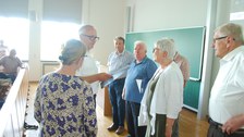 Prof. Majschak überreicht Urkunden.