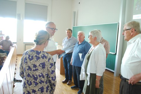 Prof. Majschak überreicht Urkunden.