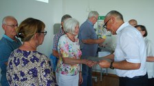 Prof. Majschak überreicht Urkunden.