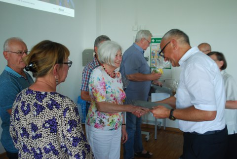 Prof. Majschak überreicht Urkunden.