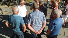 Gesprächsrunde mit 5 älteren Personen im Freien.