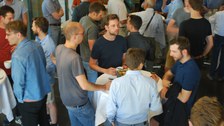 Teilnehmer des Absolventetreffens bei der Erfrishcungspause.
