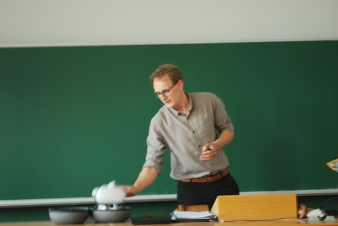Ein Mann nimmt eine VR-Brille aus dem Etui.