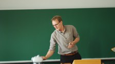 Ein Mann nimmt eine VR-Brille aus dem Etui.