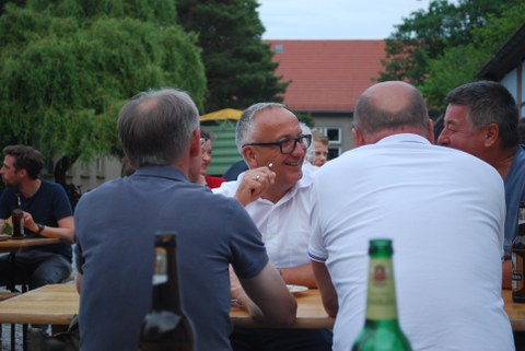 Prof. Majschak im lockeren Gespräch im Freien.