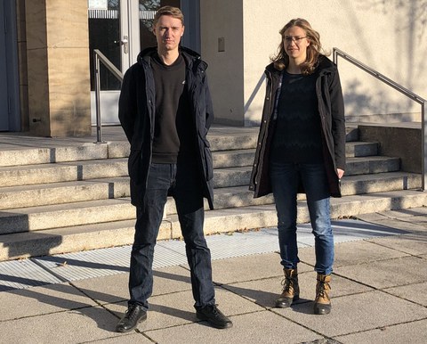 Foto: Arvo Niini und Lena Berthold stehen vor dem Hauptgenäude ZIN