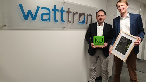 Marcus Stein und Sascha Bach vor Schild mit der Aufschrift "watttron".