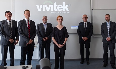Foto einer Personengruppe in seriöser Kleidung.