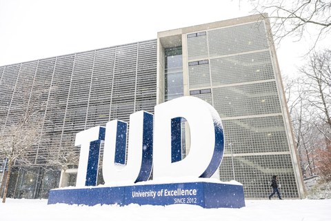 Winterfoto: TUD Buchstaben vor dem Hörsaalzentrum mit Schnee.