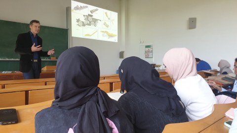 Ein Mann hält einen Vortrag in einem Hörsaal.