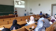 Eine Frau hält in einem Hörsaal einen Vortrag.