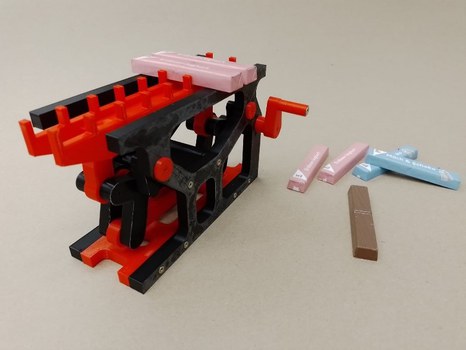 Getriebemodell und Schokoriegel.