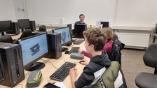 Zwei jungen am PC mit Baugruppe auf Bildschirm.