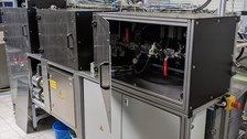 Foto einer Versuchanlage mit drei metallverkleideten Kästen. Ein kasten ist geöffnte und gibt den Blick auf Rohre und Hebel frei.