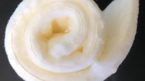 Spirale aus einer weißen flauschigen Matte.
