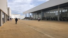 Foto eines modernen Campus vor blauem Himmel.