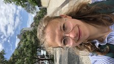 Selfie in begrünter Straße.