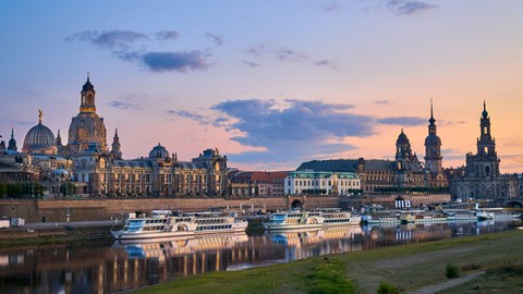 Das Bild zeigt den Blick auf die Dresdner Altstadt vom neustädter Elbufer aus bei Abend.