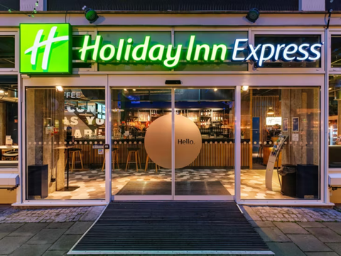 Das Bild zeigt die Außenansicht des HolidayInn Hotels.