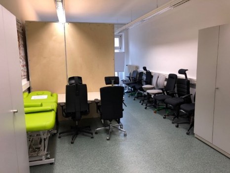 Laborraum mit dynamischen-/3D Bürostühlen