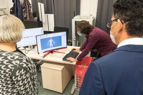 Foto von der Übergabe eines 4D Scanners an die Professur Montagetechnik für textile Produkte