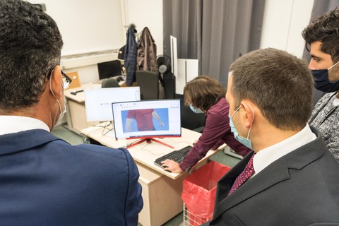 Foto von der Übergabe eines 4D Scanners an die Professur Montagetechnik für textile Produkte