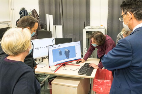 Foto von der Übergabe eines 4D Scanners an die Professur Montagetechnik für textile Produkte