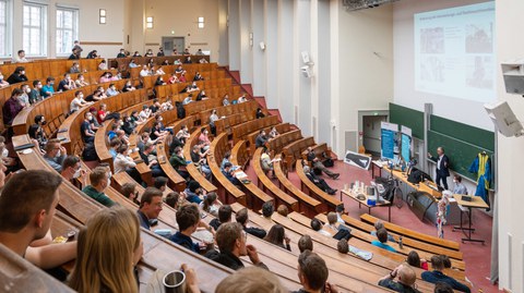 Studierende und Lehrende bei der Studiengangsvorstellung 2022