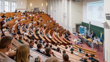 Studierende und Lehrende bei der Studiengangsvorstellung 2022