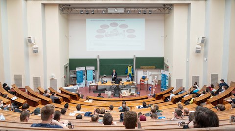 Studierende und Lehrende bei der Studiengangsvorstellung 2022