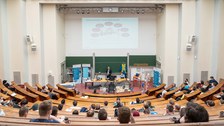 Studierende und Lehrende bei der Studiengangsvorstellung 2022