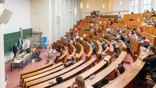 Studierende und Lehrende bei der Studiengangsvorstellung 2022