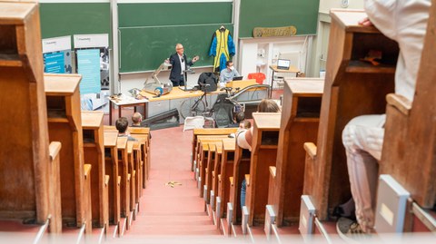 Studierende und Lehrende bei der Studiengangsvorstellung 2022
