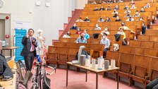 Studierende und Lehrende bei der Studiengangsvorstellung 2022