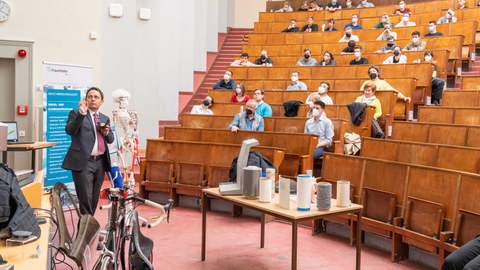 Studierende und Lehrende bei der Studiengangsvorstellung 2022