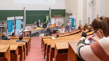 Studierende und Lehrende bei der Studiengangsvorstellung 2022