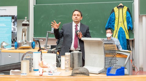 Studierende und Lehrende bei der Studiengangsvorstellung 2022