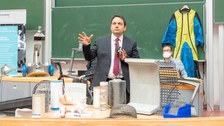 Studierende und Lehrende bei der Studiengangsvorstellung 2022