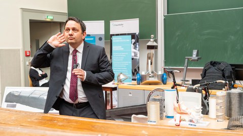 Studierende und Lehrende bei der Studiengangsvorstellung 2022