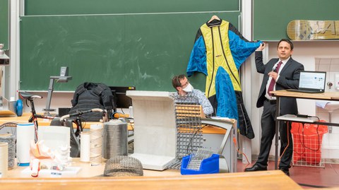 Studierende und Lehrende bei der Studiengangsvorstellung 2022