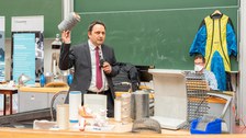 Studierende und Lehrende bei der Studiengangsvorstellung 2022