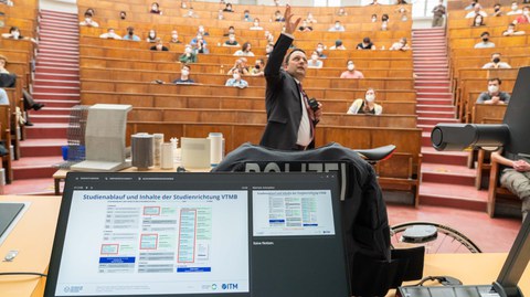 Studierende und Lehrende bei der Studiengangsvorstellung 2022