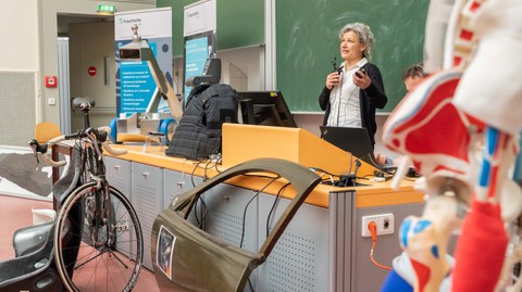 Studierende und Lehrende bei der Studiengangsvorstellung 2022