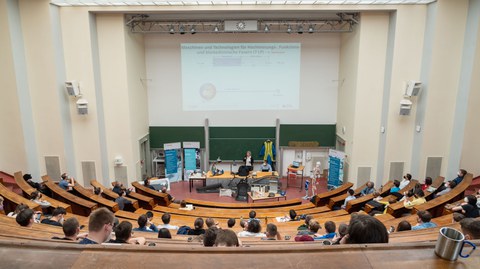 Studierende und Lehrende bei der Studiengangsvorstellung 2022