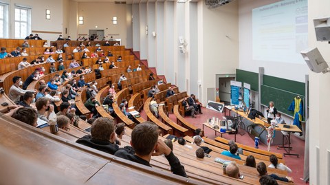Studierende und Lehrende bei der Studiengangsvorstellung 2022