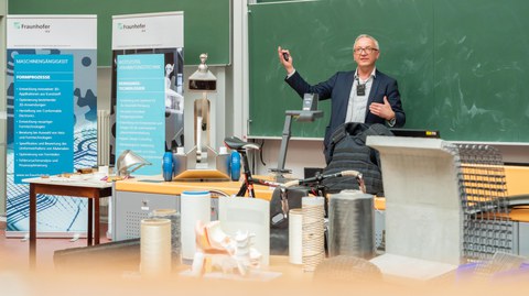 Studierende und Lehrende bei der Studiengangsvorstellung 2022